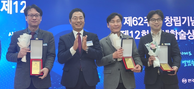 올해 처음인 세무사회 사무처 '올해의 직원상'은 최지훈 대외홍보실장과 이영복 연수출판팀 차장, 김정민 감리정화팀 대리가 받았다.
