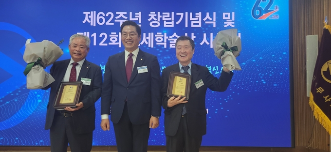 안수남 세무법인 다솔 대표이사<왼쪽>와 이전오 전 성대 교수<오른쪽>가 조세학술상 공로상을 수상했다. 