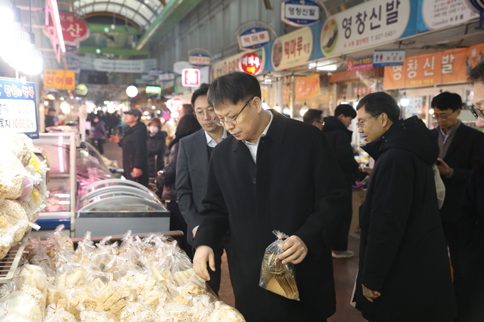 신희철 대전청장은 고물가와 경기침체로 어려움을 겪고 있는 전통시장 상인들을 격려하고, 명절을 앞둔 시장 경기를 살폈다.