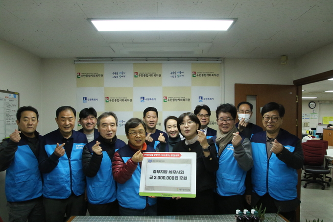이중건 회장은 우만종합사회복지관에 성금 200만원도 전달했다. 