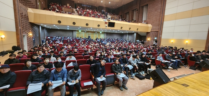 이날 교육은 궂은 날씨에도 세무사고시회 회원 750명이 참석해 좌석을 꽉 채웠다.