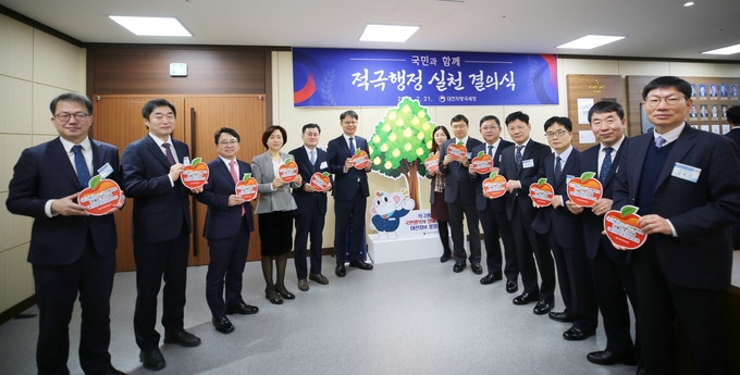  이날 세무관서장 회의에서는 ‘국민 행복을 위한 적극행정 실천 다짐 행사’도 함께 진행했다.