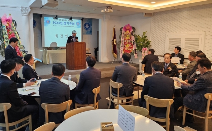 양춘석 전남종합주류도매업협회장이 2024년 정기총회에서 인사말을 하고 있다.