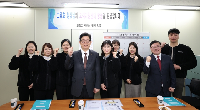 고광효 관세청장은 22일 관세청 고객지원센터를 찾아 직원·민간상담원들과 간담회를 가졌다. 