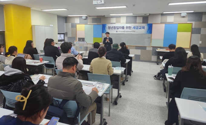 인천지방국세청이 21일 청년창업자를 대상으로 개최한 세금교실에서 진덕수 세무사가 교육을 진행하고 있다.<사진=인천국세청>