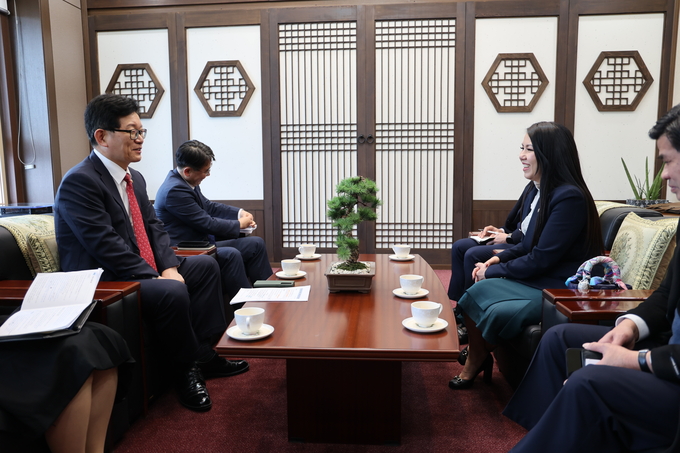 고광효 관세청장<왼쪽>이 지난달 29일 서울세관에서 찌릉 보톰랑세이 주한 캄보디아 대사와 마약 단속 협력을 논의 하고 있다.