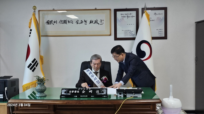 제58회 납세자의 날을 맞아 홍천세무서 일일 명예세무서장으로 위촉된 전명준 (재)홍천문화재단 이사장이 세정업무를 체험하며 결재를 하고 있다.
