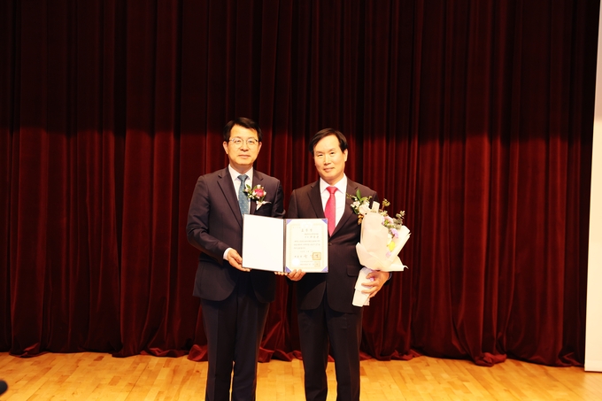 이날 행사에서 해남뷰티스피부과의원 하상근 원장<오른쪽>이 대통령 표창을 수상했다.<사진=광주지방국세청>