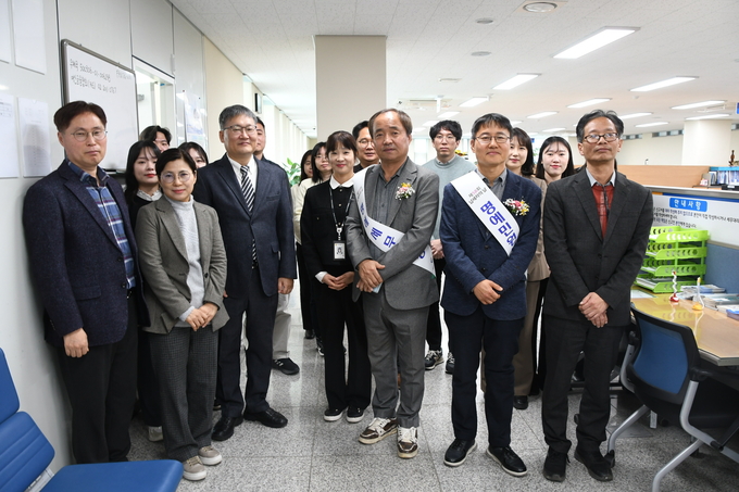 1일 명예세무서장으로 위촉된 손성수 정남진황금연못영어조합법인 대표와 1일 명예민원봉사실장인 이동제 세무사는 각 과를 돌며 세정현장을 체험했다.