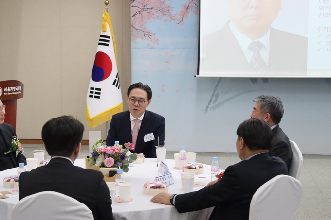 강민수 서울청장과 수상자들이 환담을 나누고 있다. 