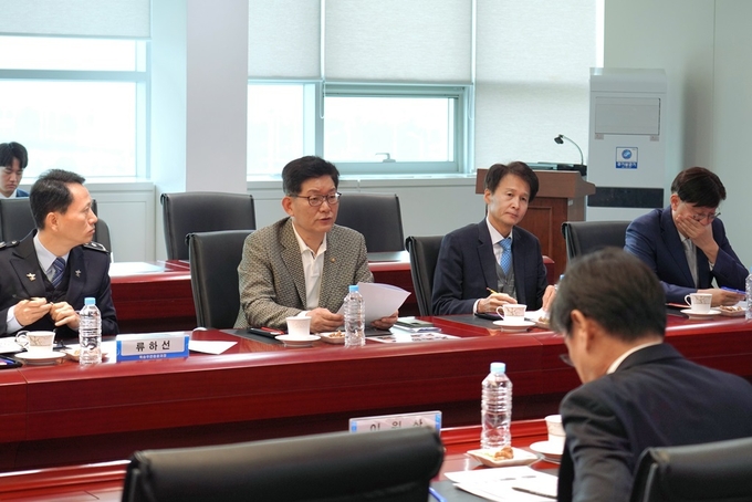 고광효 관세청장<왼쪽 두번째>이 5일 인천공항세관 특송물류센터를 방문해 국경단계에서의 촘촘한 단속망 구축을 주문하고 있다.