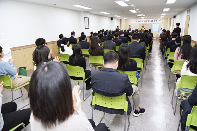 용산세무서는 지난 4일 강당에서 모범납세자 등이 참석한 가운데 제58회 납세자의 날 기념행사를 개최했다.