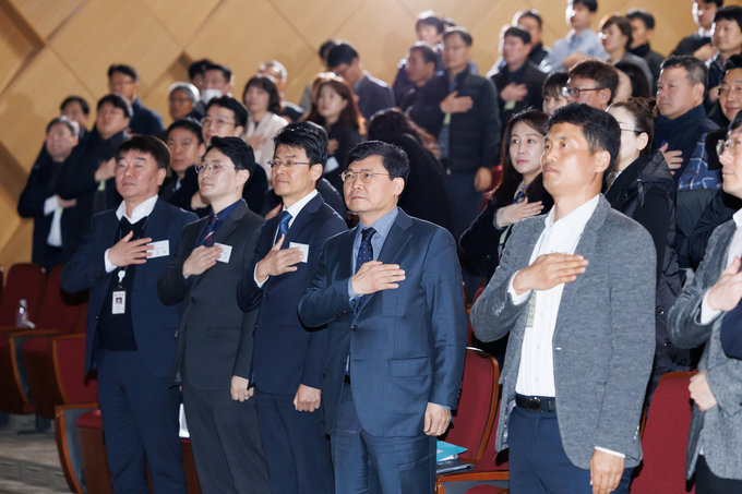 정재수<앞줄 오른쪽 두번째> 국세청 조사국장이 지난달 19일 개최된 세원정보 분야 워크숍에서 국기에 대한 경례를 하고 있다.