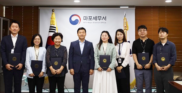 장태복 마포세무서장이 '사나래상'을 받은 직원들과 기념촬영하고 있다. 