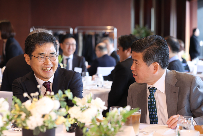 김창기 국세청장이 암참 간담회에서 기업인과 대화를 나누며 활짝 웃고 있다. 