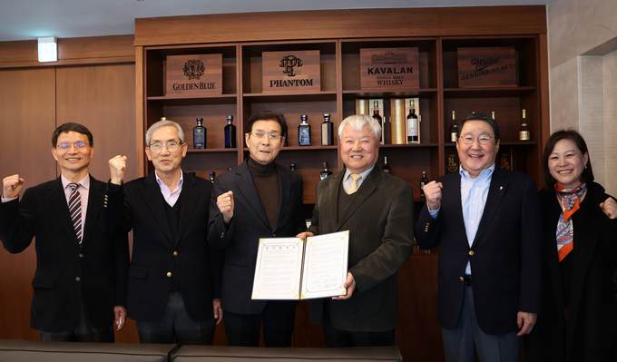 골든블루는 지난 21일 IGC 조직위원회와 '2024 부산 세계지질과학총회'의 성공개최를 위한 업무협약을 체결했다. (왼쪽부터 김영석 대한지질학회장, 박맹언 IGC 2024 조직위 자문위원, 박용수 골든블루 회장, 정대교 IGC 2024 조직위원장, 최용석 골든블루 부회장, 이봉순 리컨벤션 대표이사)