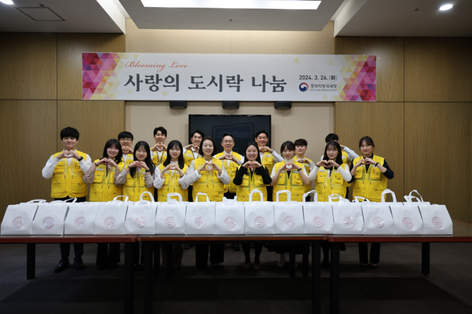 중부청은 26일 바자회에서 마련한 수익금으로 홀몸어르신 30명에게 사랑의 도시락을 직접 배달했다. 