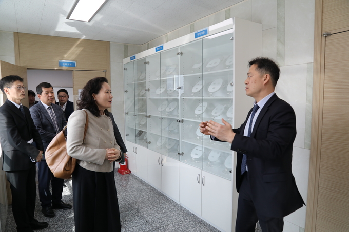 이진희 국제관세협력국장<오른쪽 두번째>이 27일 음성군 소재 리안코스메틱스 관계자로부터 업체현황을 듣고 있다.