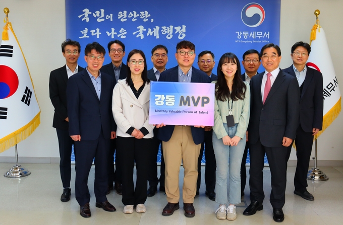 3월의 강동MVP로 선정된 직원들과 임경환 서장, 과장들이 기념촬영하고 있다. 
