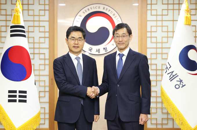 김창기 국세청장(왼쪽)과 스미사와 히토시 일본 국세청장은 3일 제28차 한·일 국세청장 회의를 열고, 역외탈세 대응 강화와 이중과세의 적극적인 해결을 위한 공동노력에 나설 것을 협의했다.