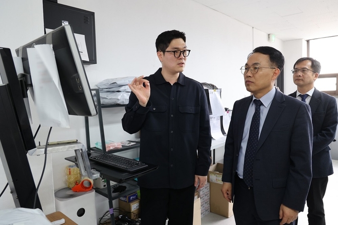 이석문 서울본부세관장<오른쪽>이 4일 전자상거래 수출기업을 찾아 물류 현장을 살펴보고 있다.