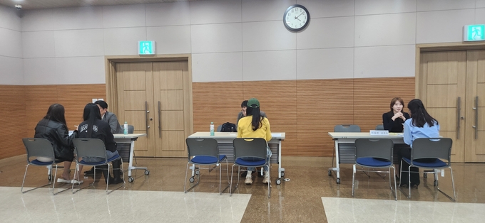 세무사들이 1대1 상담을 하고 있다.