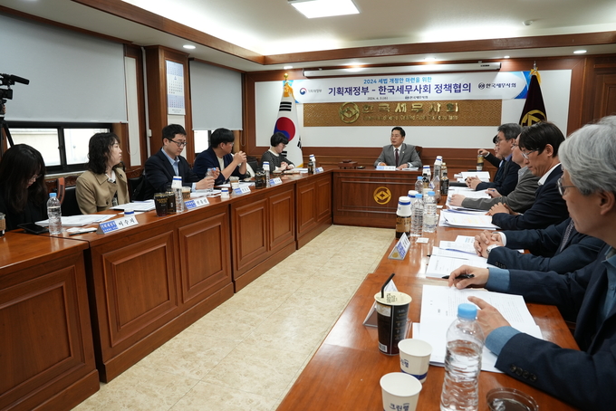 기재부 세제실 관계자들은 지난 3일 한국세무사회를 방문해 세법 개정 건의사항을 수렴했다<사진=세무사회>.