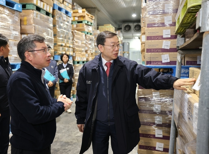이명구 관세청 차장<오른쪽>이 9일 충북 청주시 소재 ㈜보림로지스틱스 보세창고를 방문해 수입 냉동과일의 통관현장을 점검하고 있다.