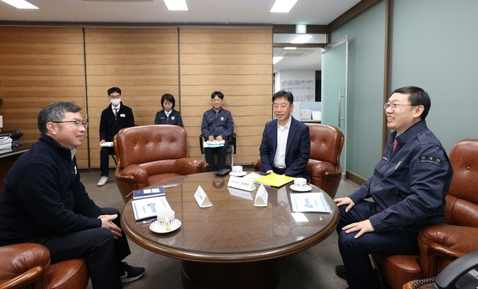 이명구 관세청 차장<오른쪽>이 9일 충북 청주시 소재 ㈜보림로지스틱스 보세창고 관계자로부터 현장 애로사항을 청취하고 있다.