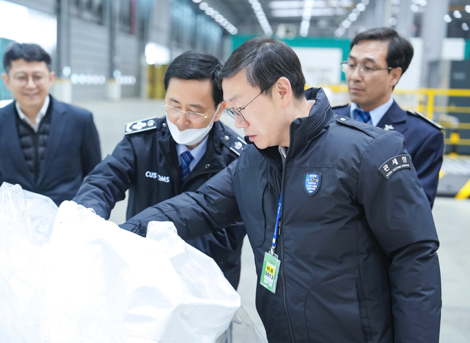 이명구 관세청 차장<오른쪽>이 3월27일 인천세관 해상특송물류센터를 방문해 해상 특송물품 통관 현장을 점검하고 있다.