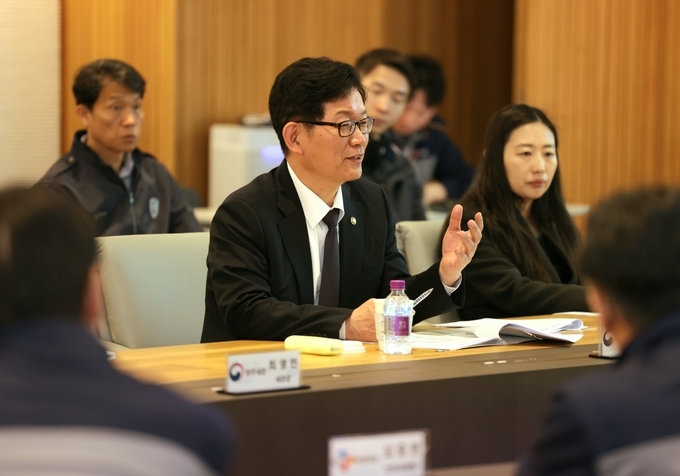 고광효 관세청장이 3월28일 K푸드 선두주자인 CJ제일제당 진천공장을 찾아 업체 임직원들에게 관세행정 지원사항을 설명하고 있다.