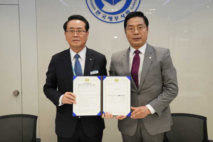 구재이<오른쪽> 한국세무사회장과 김상묵 KMI한국의학연구소 센터장이 업무협약을 체결하고 있다. 