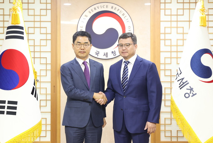김창기 국세청장(왼쪽)이 치미드수렝 처이군셍 몽골 국세청장과 기념촬영을 하고 있다. 