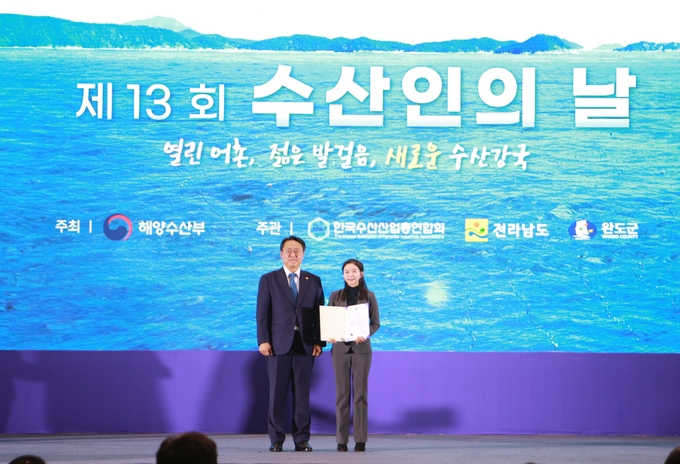 임지선 보해양조 대표(오른쪽)와 강도형 해양수산부장관이 기념촬영을 하고 있다.<사진=보해양조>