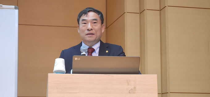 정해욱 세무사가 강의를 하고 있다.