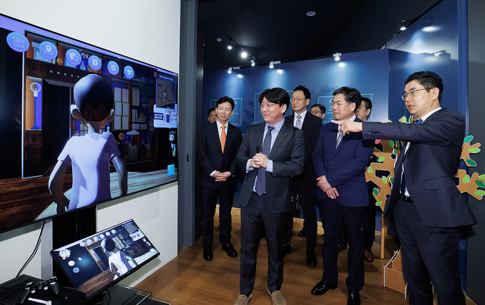 김창기 국세청장이 김태호 차장, 김국현 정보화관리관, 민주원 개인납세국장 등과 특별전을 관람하고 있다. 