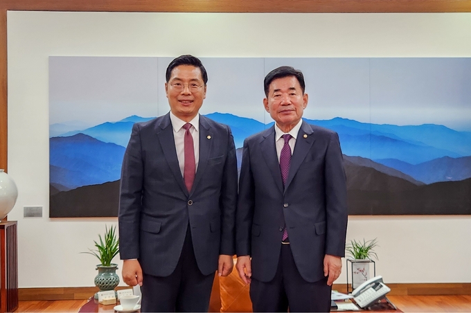 김진표 국회의장과 구재이 한국세무사회장이 기념촬영하고 있다<사진=세무사회>.