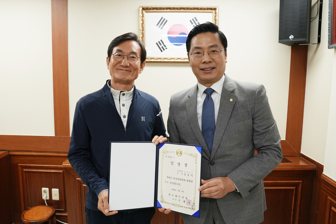 구재이 한국세무사회장(오른쪽)이 초대 세무사 일자리위원장을 맡은 임종석 세무사에게 임명장을 수여한 뒤 기념촬영하고 있다. 