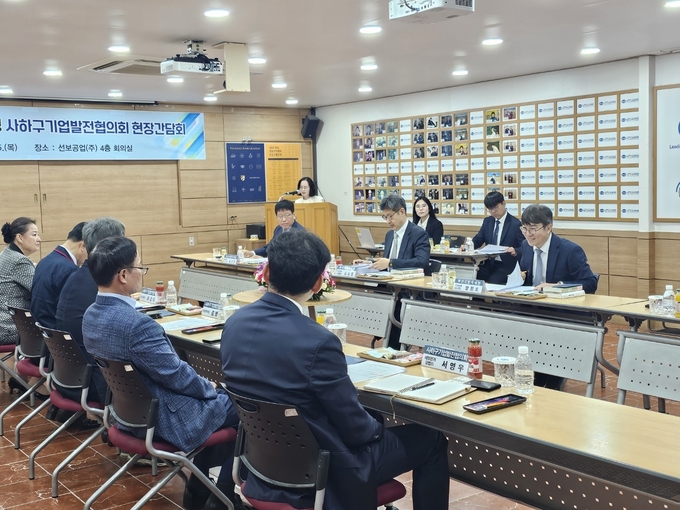 김동일 부산지방국세청장은 25일 사하구기업발전협의회를 방문해 기업인들과 간담회를 가졌다. 
