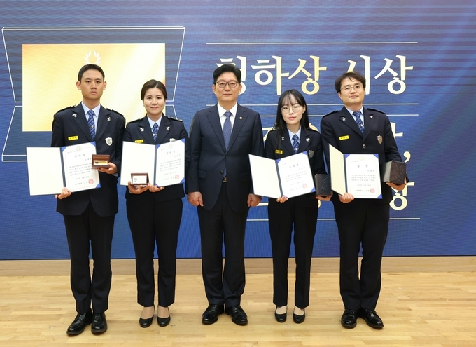 고광효 관세청장<가운데>이 26일 관세인재개발원에서 개최한 `2024년 제1기 관세청 입문 과정 수료식`에서 수상자들과 기념촬영을 하고 있다.