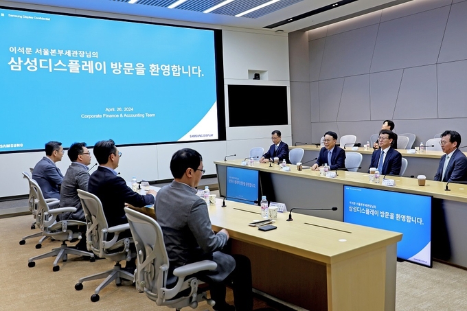 이석문 서울본부세관장<오른쪽 네번째>이 26일 삼성디스플레이㈜를 찾아 수출지원을 위한 규제혁신 방안을 논의하고 있다.