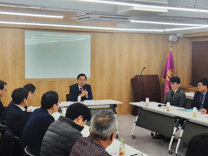 구재이 한국세무사회장이 지난달 20일 한국외식업중앙회를 방문해 중앙회 임원 및 서울지역 13개지회 사무국장들과 간담회를 갖고 있다. 