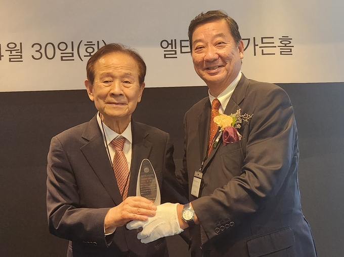 스즈키 마사히로 회장이 김면규 한일세무사친선협회 명예회장에 한일세리사우호패를 전달하고 있다. 