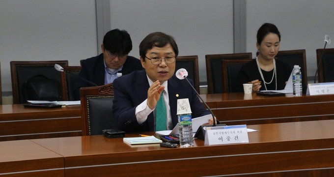 이중건 중부지방세무사회장이 지난달 30일 중부지방국세청과 가진 종소세 신고 간담회에서 건의사항을 말하고 있다. 