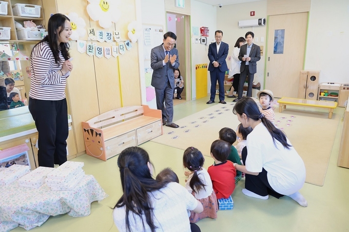 이석문 서울본부세관장이 어린이날을 앞두고 직장 어린이집을 찾았다. 