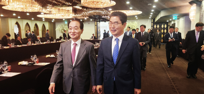 전형수 국세동우회장과 김창기 국세청장이 간담회장에 입장하고 있다.