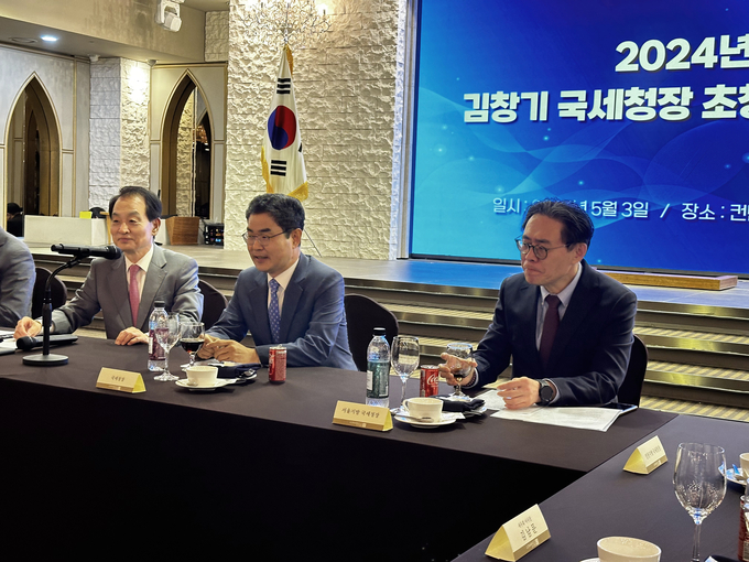 왼쪽부터 전형수 국세동우회장, 김창기 국세청장, 강민수 서울지방국세청장이 간담회에서 얘기 나누고 있다. 