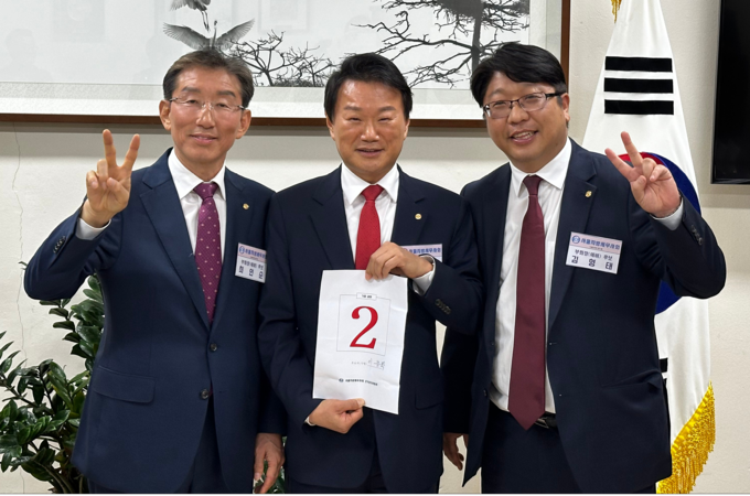 기호2번 이종탁 후보측이 기호를 들어보이며 필승을 다짐하고 있다.<왼쪽부터 최인순 부회장후보, 이종탁 회장후보, 김형태 부회장후보>