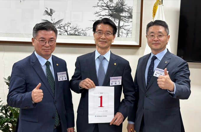 기호1번 임채수 후보측이 기호를 들어보이며 필승을 다짐하고 있다.<왼쪽부터 임승룡 부회장후보, 임채수 회장후보, 박형섭 부회장후보>