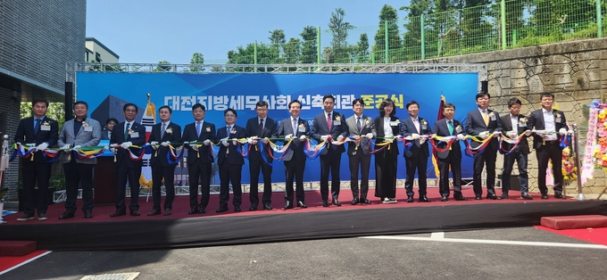 대전지방세무사회 신축회관 준공식을 축하하기 위해 참석한 내외빈들이 테이프 커팅을 하고 있다.